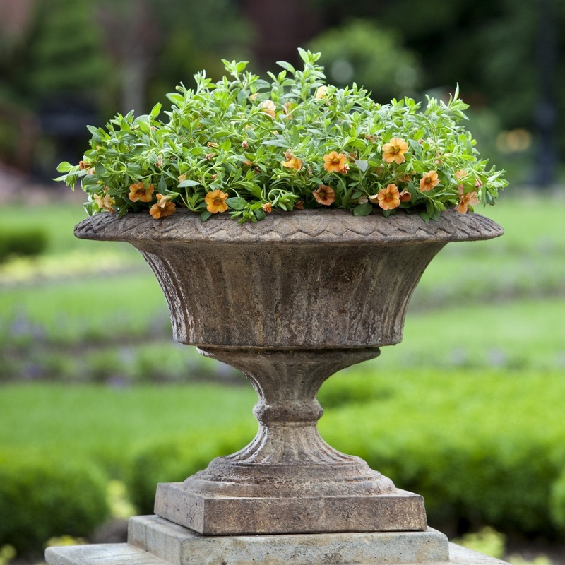 Smithsonian Fluted Valentine Urn Garden Planter